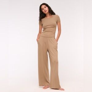 Abercrombie - Lounge Brushed Wide Leg Sweatpant & Short Sleeve Matching Set